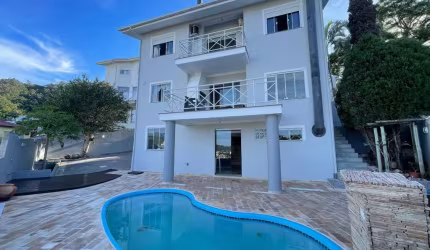 Casa mobiliada com 3 dormitórios na Trindade