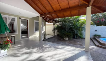 Casa de 3 dormitórios para locação no Sambaqui