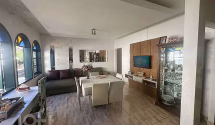 Casa à venda em Centro com 261 m², 4 quartos, 1 su