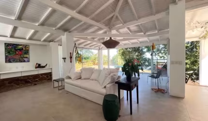 Casa de 4 dormitórios na Lagoa da Conceição.