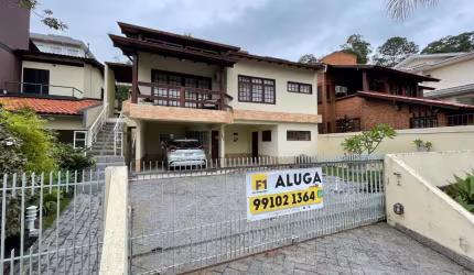 Casa com 5 dormitórios, com 2 suítes no João Paulo