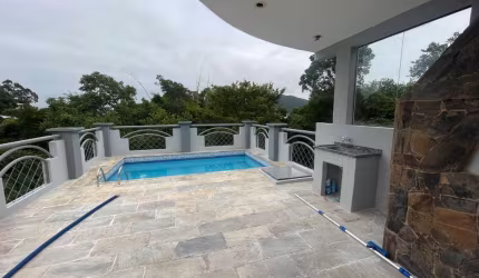 Casa com piscina e 3 dormitórios no João Paulo