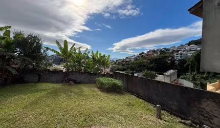 Terreno loteamento com casas de alto padrão 447m²
