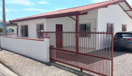 Casa de 3 dormitórios à venda na Barra do Aririú