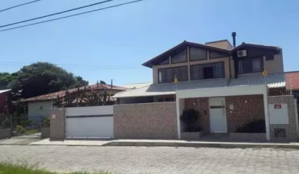 Casa de 5 dormitórios no Morro das Pedras