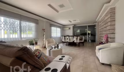 Casa à venda em Trindade com 282 m², 6 quartos, 3