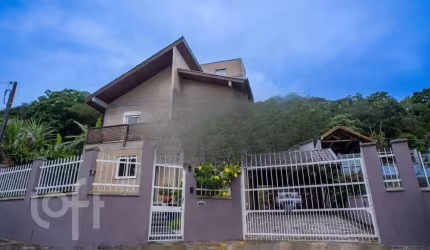 Casa à venda em Sambaqui com 160 m², 2 quartos, 1