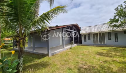 Casa sozinha no terreno, balneário Praia das Palmeiras em Itapoá-SC