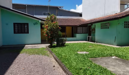 Casa com 02 quartos, sozinha no terreno, ao lado da Celso Ramos e a 600 metros do mar no centro de Itapema do Norte