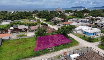Oportunidade de terreno de esquina com 424m² a apenas 400 metros do mar no Balneário Mariluz