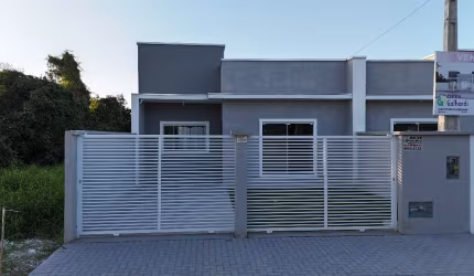 Casa nova com 03 quartos, sendo 01 suite a apenas 500 metros do mar e a poucos passos do caminho da onça