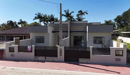 Casa com 03 quartos e área de lazer com piscina a apenas 500 metros do mar - Balneário Estrelas