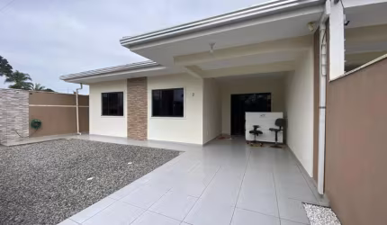 Casa com 03 quartos, sendo 01 suíte, à venda em Itapoá no Balneário Rainha do Mar