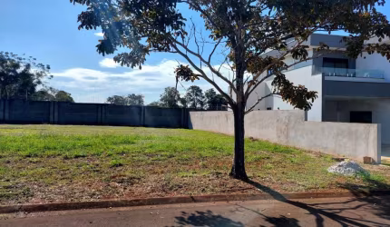 Terreno de 505 m² no Condomínio Lago Azul