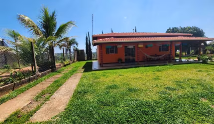 Sítio de 20.000 m² com benfeitorias e estufas produzindo
