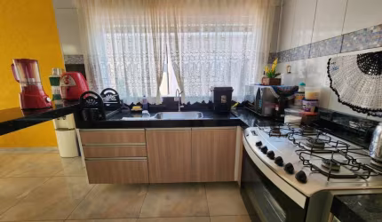 Casa com 3 dormitórios e gourmet no Parque das Flores