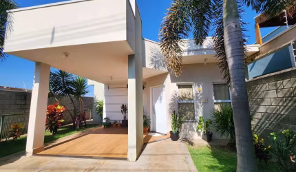 Casa com planejados no bairro Conquista