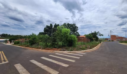 Terreno de esquina com 570 m² no Bevenutto