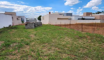 Terreno no condomínio São Luiz
