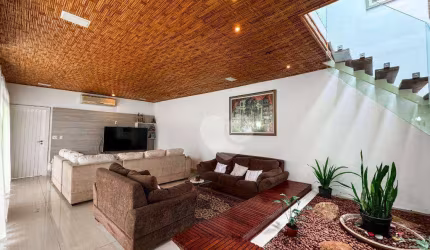 Casa em condominio com infra-estrutura terreno de 1032 metros com área edificada de 561 metros