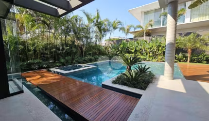Condomínio Alphaville - Casa Triplex recém construída em projeto Contemporâneo com 5 Suítes. Barra da Tijuca/RJ.