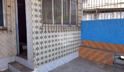 Casa com 02 quartos em Brás de Pina.