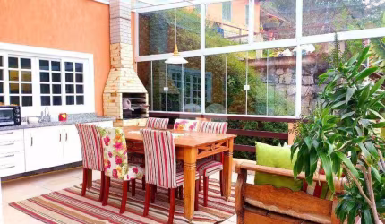 Casa com 3 quartos, 300 m², à venda por R$ 1.500.000 - Itaipava