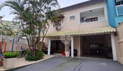 Linda casa em condomínio fechado em vargem pequena, 4 quartos sendo 1 suíte e terraço, ampla sala para 3 ambientes, cozinha americana, 3 vagas