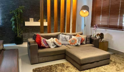 Esta magnífica casa triplex com uma vista panorâmica das montanhas está localizada no condomínio PEDRA BONITA, 4 quartos sendo 3 suítes,churrasqueira