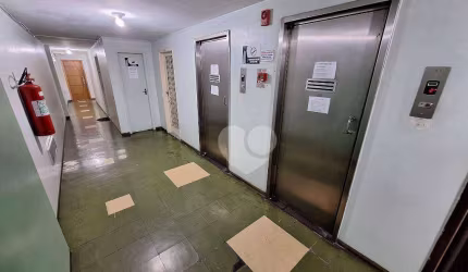 Méier no coração do bairro, junto a estação de trem, hospital, sala comercial, portaria com porteiro, elevadores, $95.000,00, Méier- RJ