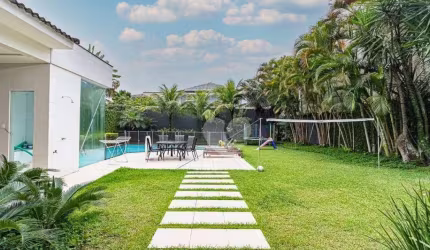 Condominio Crystal Lake. Linda Casa Triplex reformada e projetada com 6 Quartos sendo 5 Suítes. Barra da Tijuca/RJ.