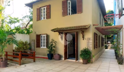 Casa de Rua com 6 quartos à venda, 258m² - Jardim Botânico
