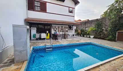 Condomínio Santa Monica Classic - Casa Duplex com 4 Quartos. Oportunidade para investidor fazer o Retrofit. Barra da Tijuca/RJ.