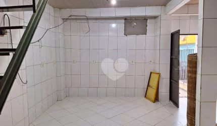 Riachuelo Vendo loja comercial com Girau area livre na frente da loja.