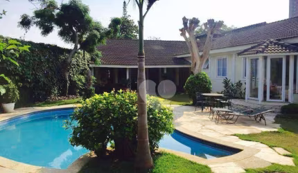 Linda casa linear no melhor condomínio da Barra da Tijuca!