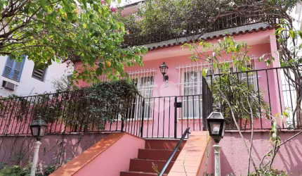 Casa duplex a venda no Grajaú, 03 quartos, área serviço, gagragem, quintal, lavanderia e dependências.