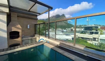 Jardim Oceânico - Cobertura Duplex reformada com mezanino com Churrasqueira, vista livre para a Pedra da Gávea com boa piscina. Barra da Tijuca/RJ.