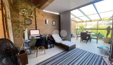 Jardim Oceânico - Cobertura Duplex reformada com mezanino com Churrasqueira, vista livre para a Pedra da Gávea com boa piscina. Barra da Tijuca/RJ.