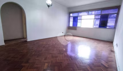 Apartamento 2 quartos com vaga demarcada, salaõ banheiro amplo, possibilidade suite! àrea externa!