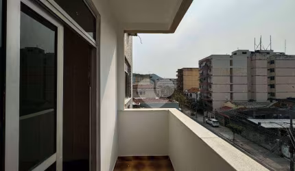 Apartamento de 2 quartos, varanda e 1 vaga garagem.