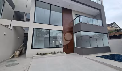 Condomínio Bothanica Nature - Casa Triplex em projeto Contemporâneo e recém construída de 4 quartos com 3 Suítes. Recreio dos Bandeirantes/RJ.