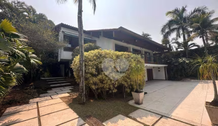 Linda mansão com 1500m2 em condomínio fechado com segurança na Barra da Tijuca