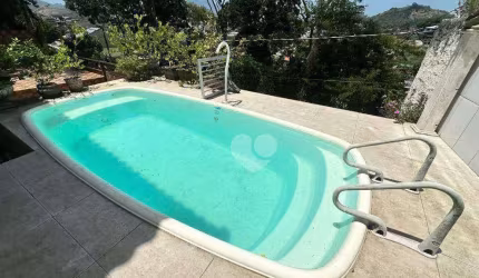Casa colonial com piscina em condomínio na Taquara