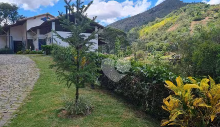 Casa com 4 dormitórios à venda, 354 m² por R$ 2.350.000,00 - Nogueira - Petrópolis/RJ