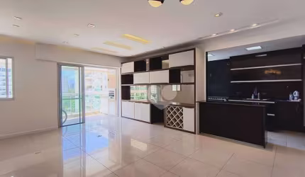 Condomínio London Green - Apartamento reformado e com Planejados de 2 Quartos para Locação na Barra da Tijuca. Vista Livre e Sol da Manhã. Andar alto.