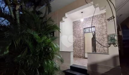Apartamento tipo casa a venda, 86 metros, 03 quartos, suite, área de serviço, quintal, aceita pet, 01 vaga de garagem.