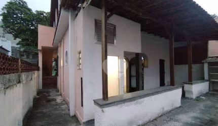 Apartamento tipo casa a venda, 86 metros, 03 quartos, suite, área de serviço, quintal, aceita pet, 01 vaga de garagem.