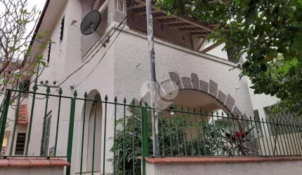 Casa de rua a venda na Tijuca, 04 quartos, 02 salas, cozinha, copa, suite, área de serviço, aceita pets, varanda.