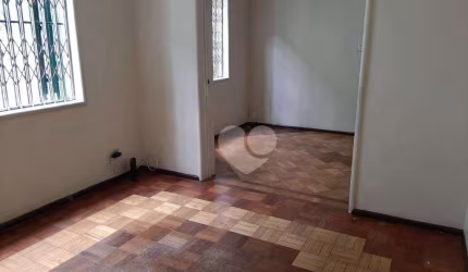 Casa de rua a venda na Tijuca, 04 quartos, 02 salas, cozinha, copa, suite, área de serviço, aceita pets, varanda.