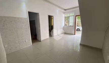 Casa com 2 quartos à venda, 58 m² por R$ 255.000
